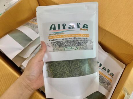 Alfalfa Pellet Bunny Natural Feed - อัลฟัลฟ่าอัดเม็ดสำหรับสัตว์ฟันแทะ 200g